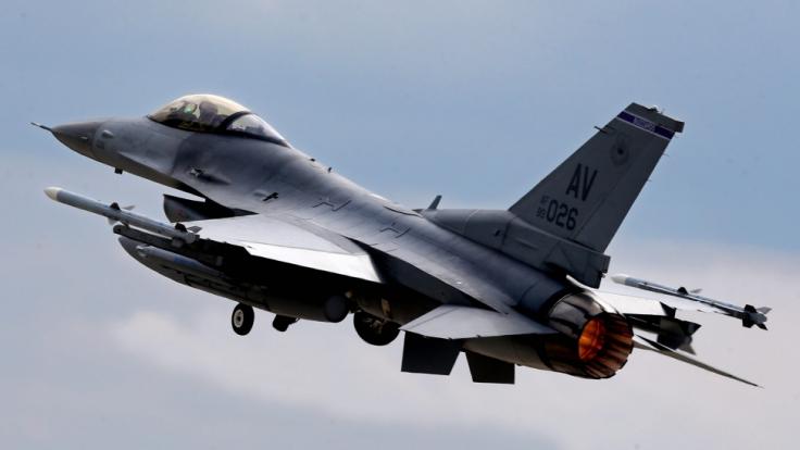 Ein F16-Kampfflugzeug ist am Dienstag nahe Trier abgestürzt.