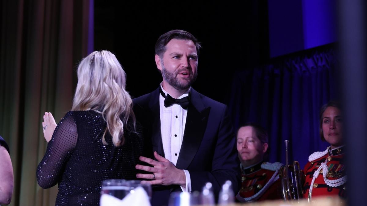 Das Foto zeigt J.D. Vance beim Presse-Dinner. Kurz darauf fielen pl&ouml;tzlich Sch&uuml;sse. (Foto)