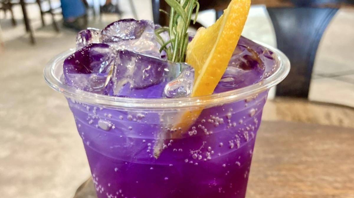 So schmeckt der Sommer in Thailand: Das Trendgetr&auml;nk Butterfly Pea Soda leuchtet in verf&uuml;hrerischen Lila-Blaut&ouml;nen und wird aus den Bl&uuml;ten der "Clitoria ternatea"-Pflanze (Schmetterlingserbse) gewonnen. (Foto)