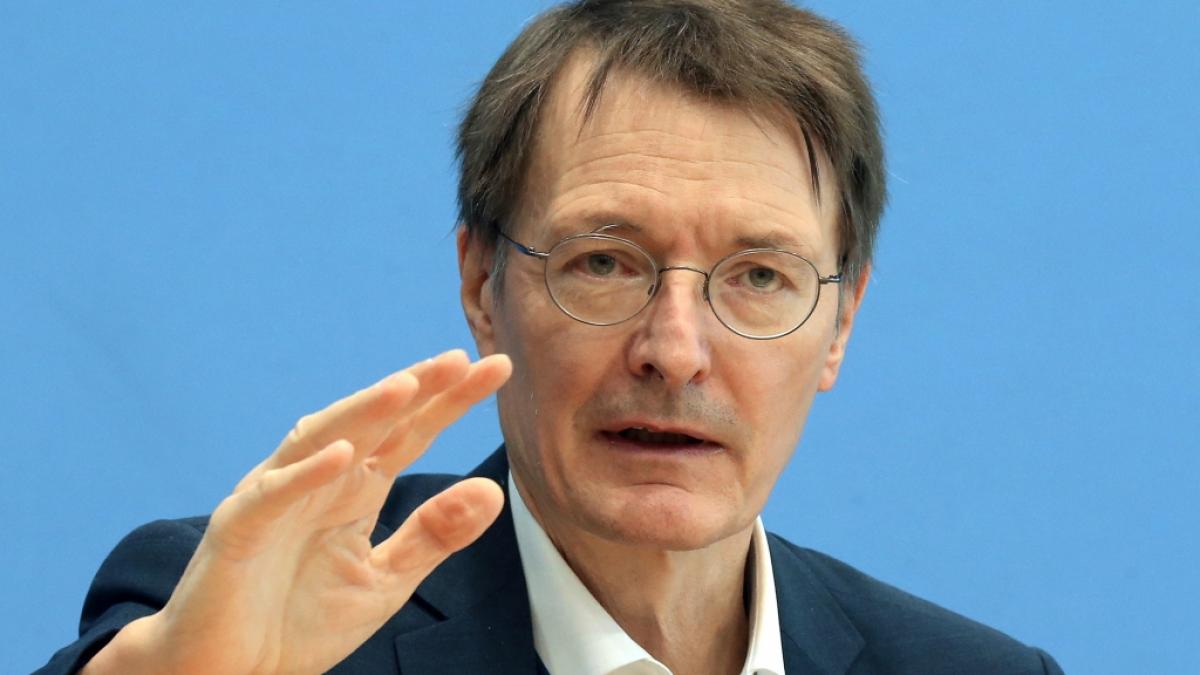 Bundesgesundheitsminister Karl Lauterbach zufolge ist die Corona-Pandemie in Deutschland noch lange nicht ausgestanden. (Foto)