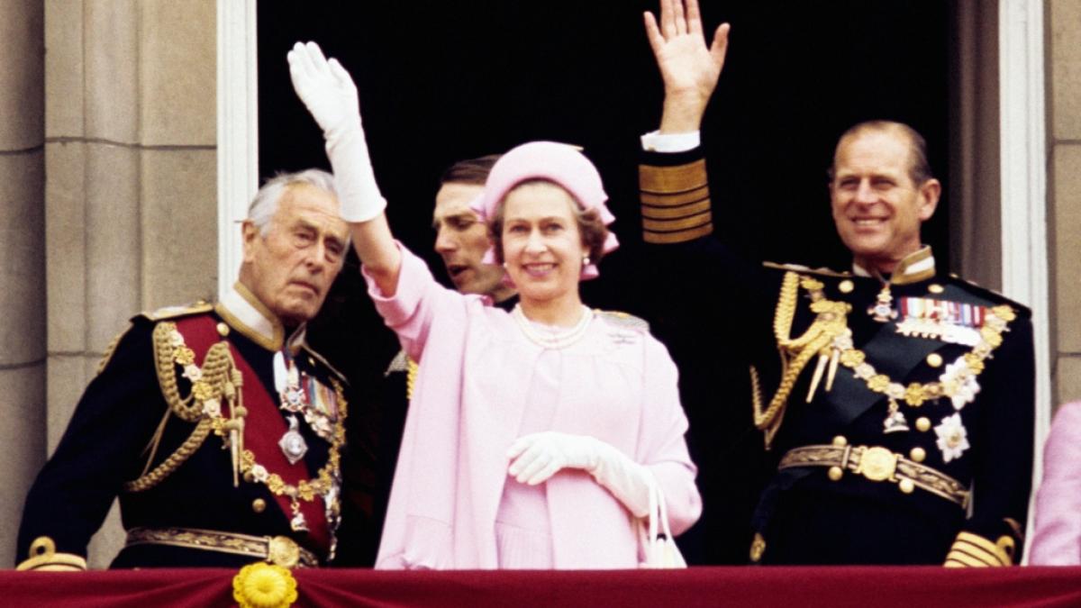 Queen Elizabeth II. winkt im Sommer 1977 neben Lord Louis Mountbatten, dem Onkel ihres Mannes Prinz Philip (re.), vom Balkon des Buckingham-Palastes. Zwei Jahre sp&auml;ter starb Mountbatten bei einem Bomben-Attentat. (Foto)