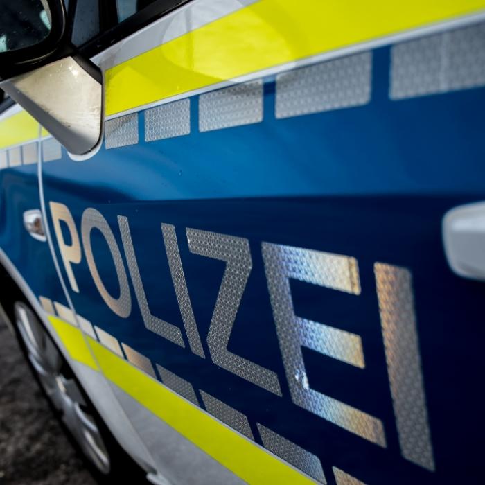 Paar zusammengeschlagen und Polizei attackiert! Gruppe zeigt Hitlergruß