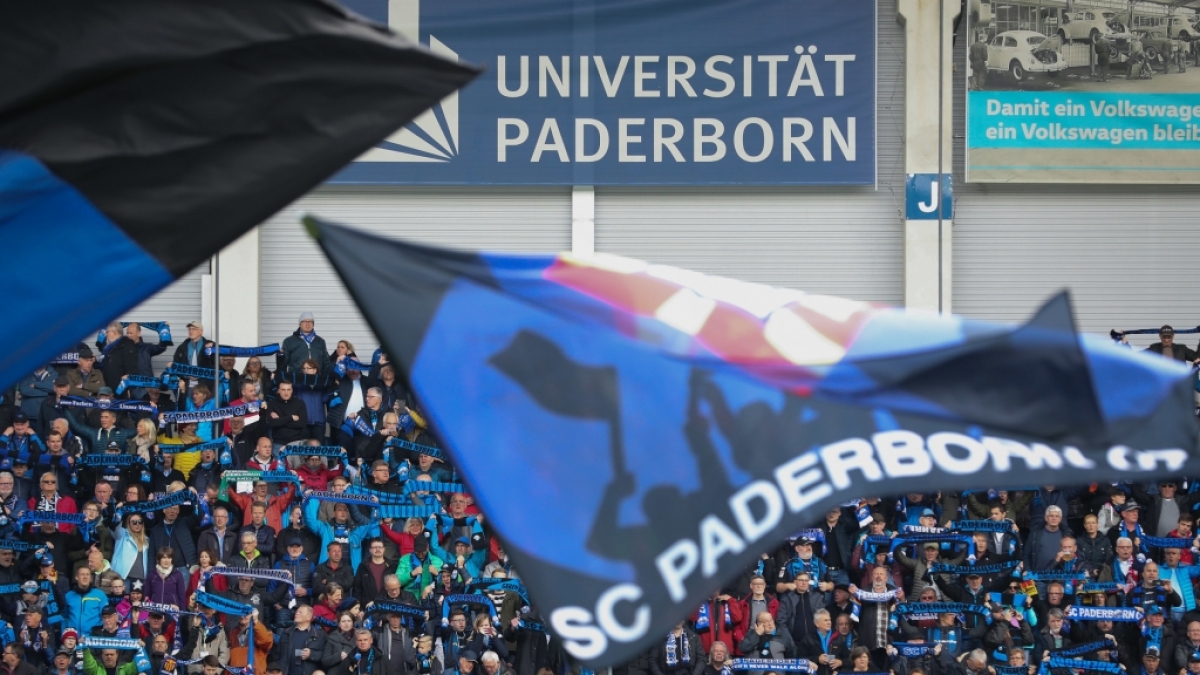 Mit Fahnen und Schals zeigen die Fans vom SC Paderborn f&uuml;r welchen Verein ihr Herz schl&auml;gt. (Symbolbild) (Foto)