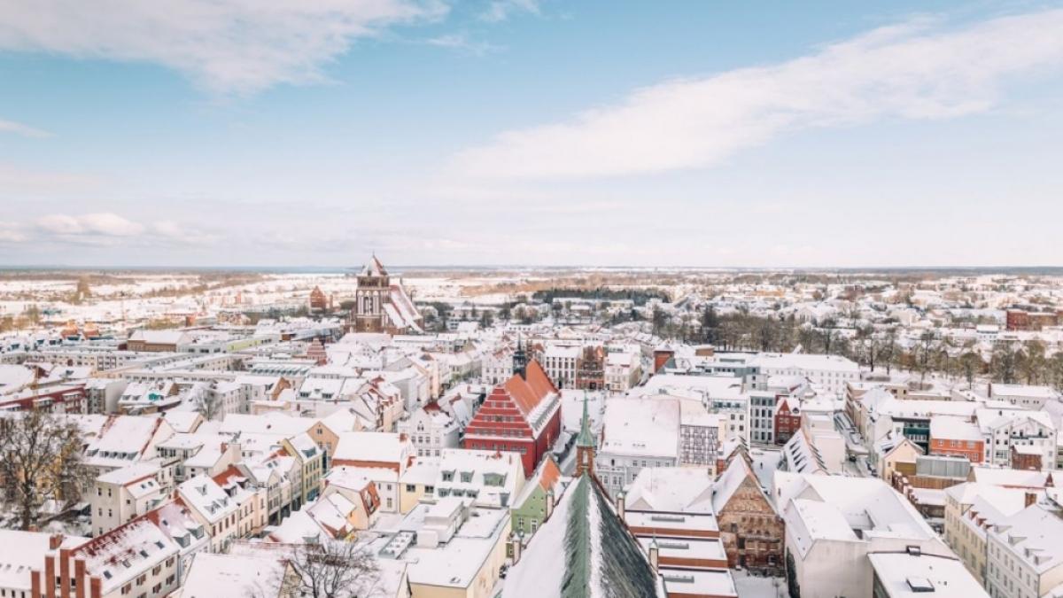 Die Nachrichten des Tages auf news.de:&nbsp;Wintereinbruch im November 2022: Kaltluft kracht nach Deutschland! Meteorologen prophezeien Schnee im Flachland (Foto)