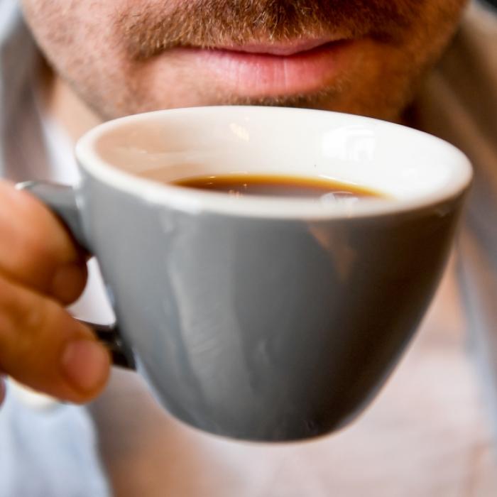 Diese seltsame Zutat macht den Kaffee extra stark