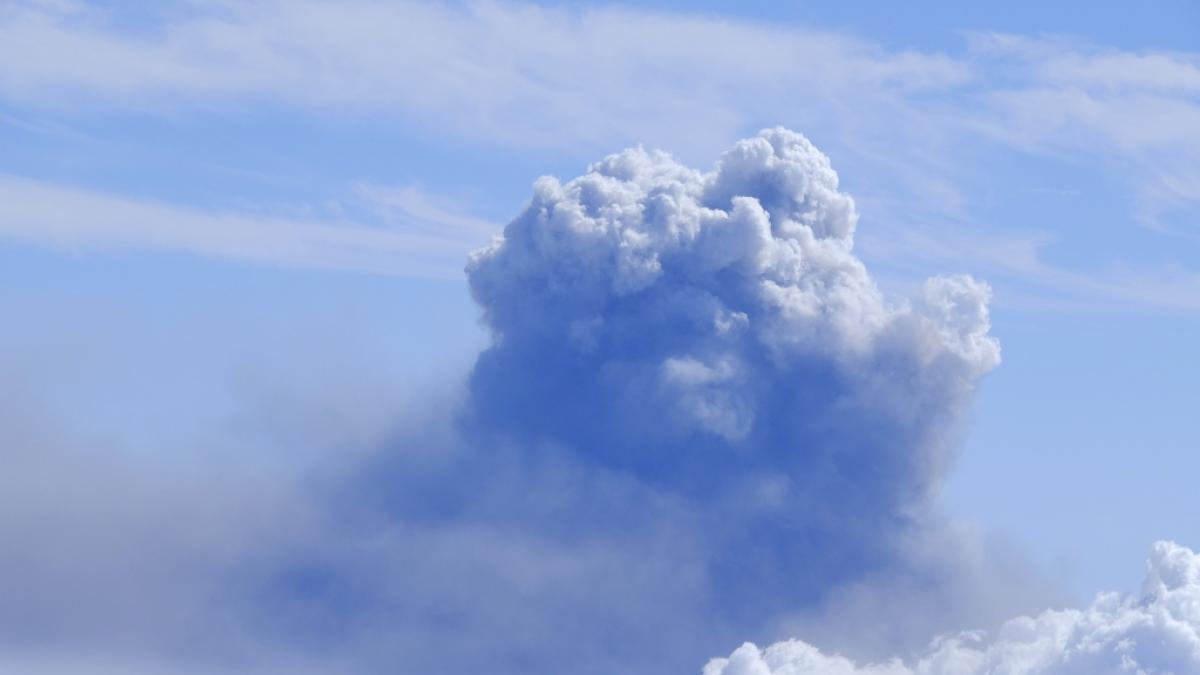 Der Vulkan von La Palma st&ouml;&szlig;t eine riesige&nbsp;Rauch- und Aschewolke aus. (Foto)