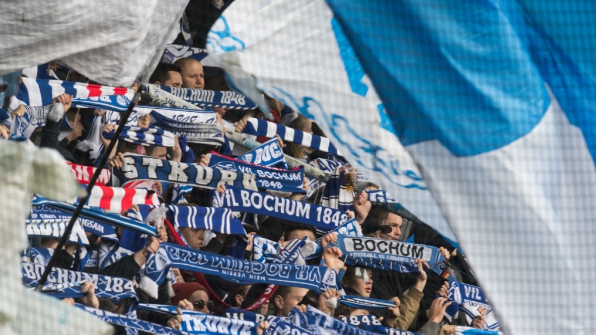 Mit Fahnen und Schals zeigen die Fans vom VfL Bochum, f&uuml;r wen ihr Herz schl&auml;gt. (Symbolbild) (Foto)
