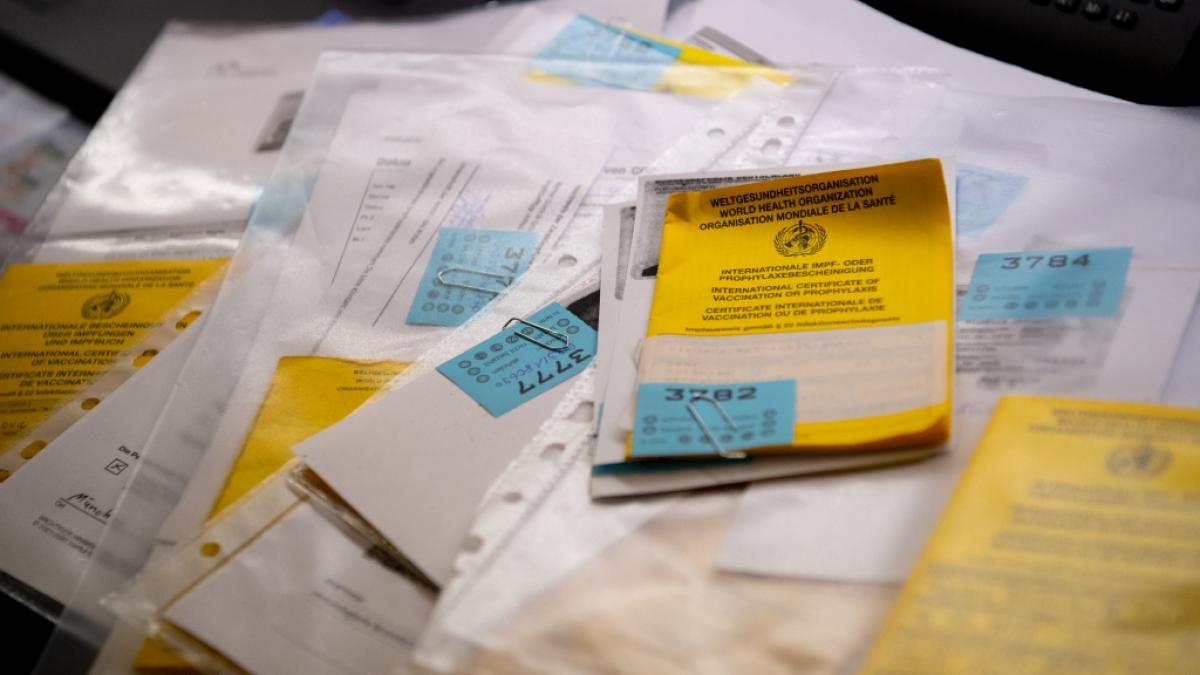 Wer gef&auml;lschte Corona-Papiere herstellt, verbreitet und wissentlich nutzt, muss k&uuml;nftig mit einer mehrj&auml;hrigen Haftstrafe rechnen (Symbolbild). (Foto)