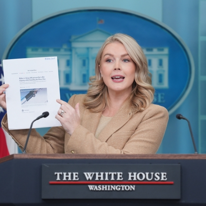 Trump-Sprecherin vergisst sich bei Pressekonferenz