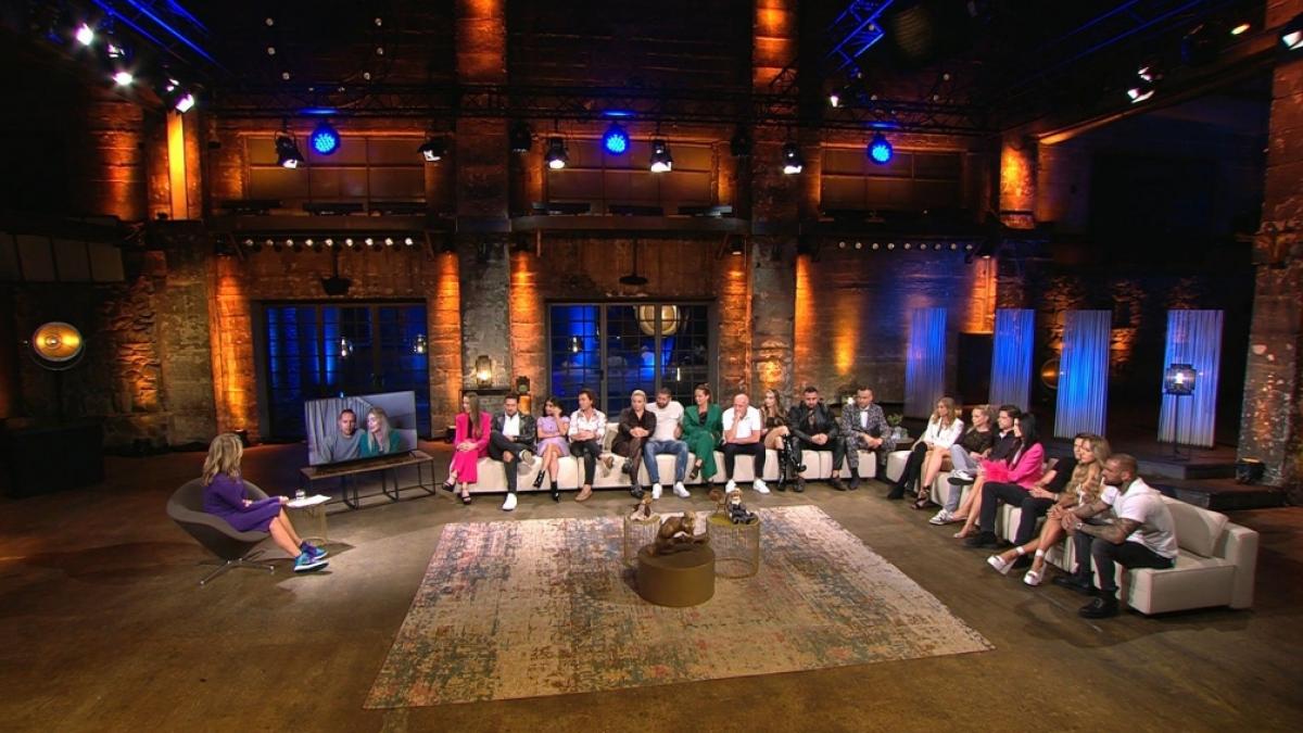 Die Kandidaten beim gro&szlig;en Wiedersehen mit Moderatorin Frauke Ludowig. (Foto)