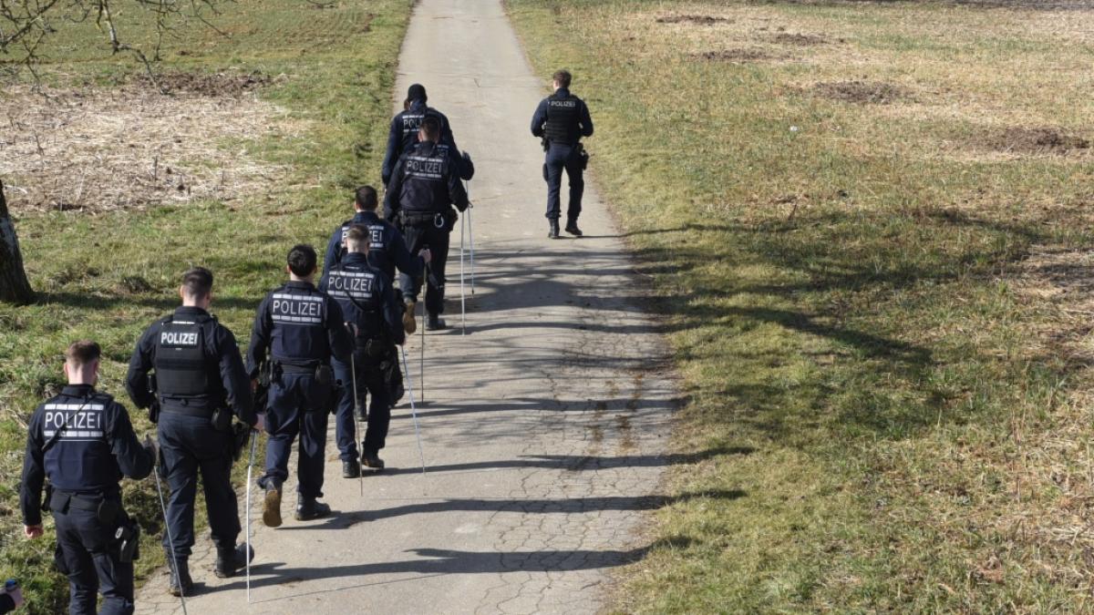 Mehrere&nbsp;Einsatzkr&auml;fte der Polizei suchen ein Gebiet rund um den Fundort der Babyleiche ab. (Foto)