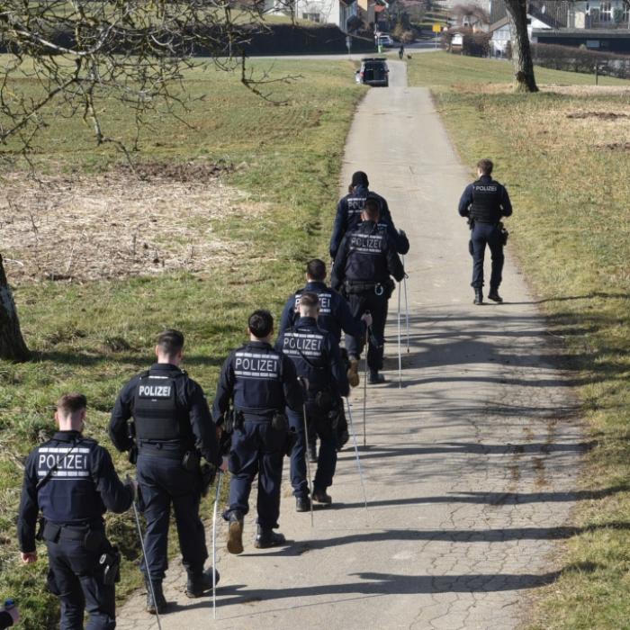 Spaziergängerin entdeckt Babyleiche auf Wiese - Polizei ermittelt