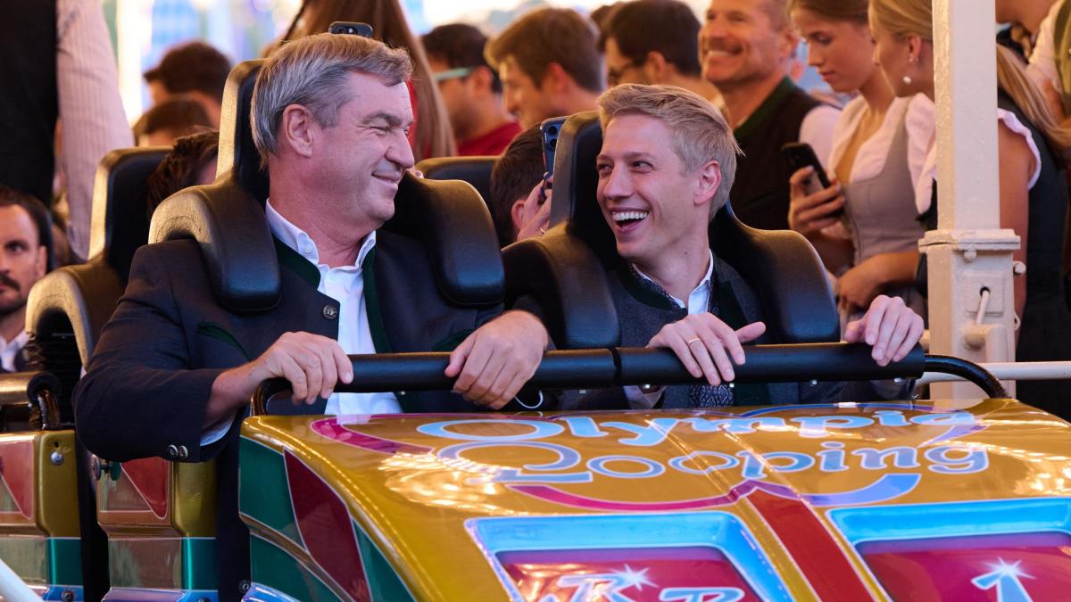Markus S&ouml;der, Ministerpr&auml;sident von Bayern, und Dominik Krause, Oberb&uuml;rgermeister von M&uuml;nchen, fahren anl&auml;sslich der Nominierung M&uuml;nchens als deutscher Olympia-Bewerber auf dem Oktoberfest zusammen mit der Achterbahn. (Foto)