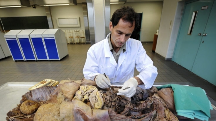 Christof Schomerus, Anatomie-Professor in Frankfurt, braucht Körperspender, um seine Studenten zu Ärzten zu machen.