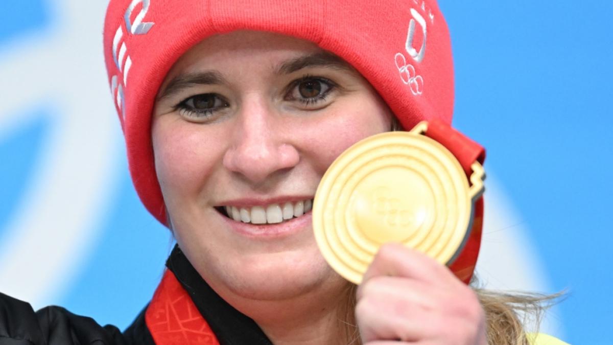Die Erstplatzierte Natalie Geisenberger aus Deutschland feiert mit ihrer Medaille. (Foto)
