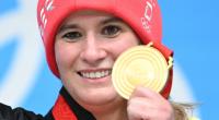 Die Erstplatzierte Natalie Geisenberger aus Deutschland feiert mit ihrer Medaille.