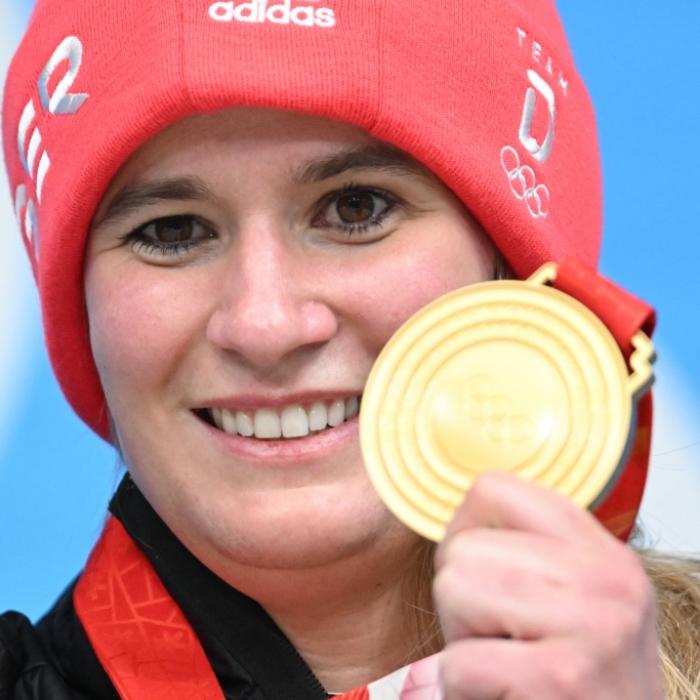 Rodlerin Geisenberger nach Team-Gold deutsche Rekord-Olympiasiegerin