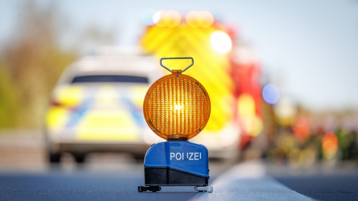Die Polizei informiert &uuml;ber einen aktuellen Unfall (Symbolbild). (Foto)