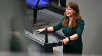 Ricarda Lang hat für Bundeskanzler Friedrich Merz knallharte Worte parat. Sie kritisiert seine lebensrealitätsferne Politik.