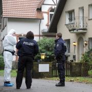 Polizeibeamte am 26. Dezember 2013 in Gütersloh vor dem Haus, in dem am 25. Dezember zwei Tote gefunden wurden.