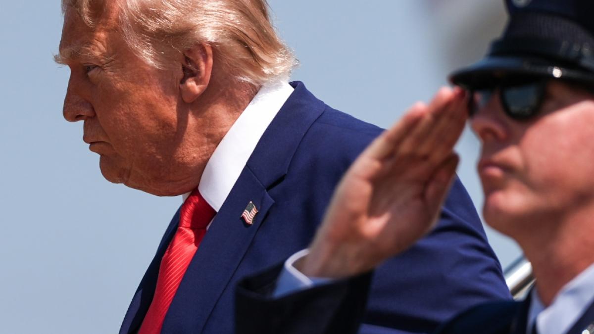 Obwohl Donald Trump auf der Dover Air Force Base in Delaware der &Uuml;berf&uuml;hrung vier toter US-Soldaten beiwohnte, wurden die offiziellen Todeszahlen im Iran-Krieg durch das Pentagon nach unten korrigiert. (Foto)