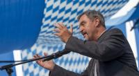 Markus Söder löst mit einem Karpfen-Foto auf Instagram eine hitzige Diskussion aus.