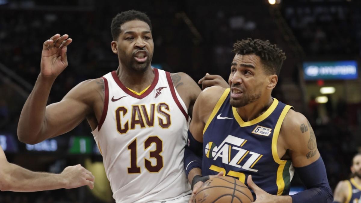 Tristan Thompson (r) von den Cleveland Cavaliers verteidigt den Ball gegen Thabo Sefolosha von den Utah Jazz, am 04.01.2019. (Symbolbild) (Foto)