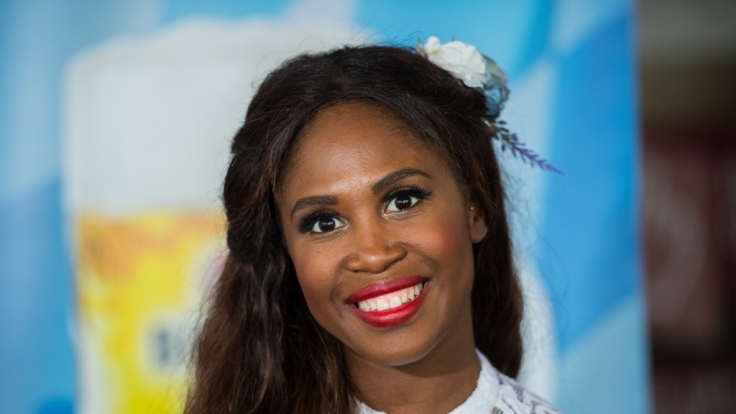 Let´s Dance Jurorin Motsi Mabuse zeigt sich im Urlaub mit ungewohnter Kurzhaarfrisur.