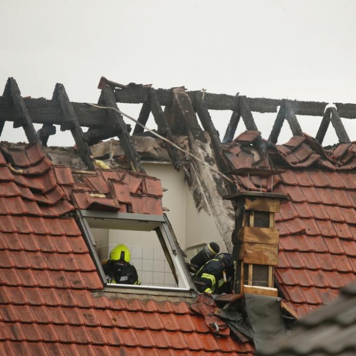 Ultraleichtflugzeug kracht in Wohnhaus - 3 Menschen getötet, Kleinkind verletzt