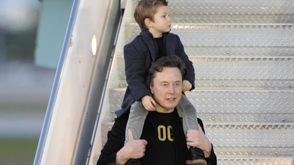 Reist Elon Musk (hier mit seinem Sohn X &AElig; A-Xii) aus Angst vor einem Mordanschlag nicht nach Europa? Das behauptet eine rechte Influencerin aus Deutschland. (Foto)