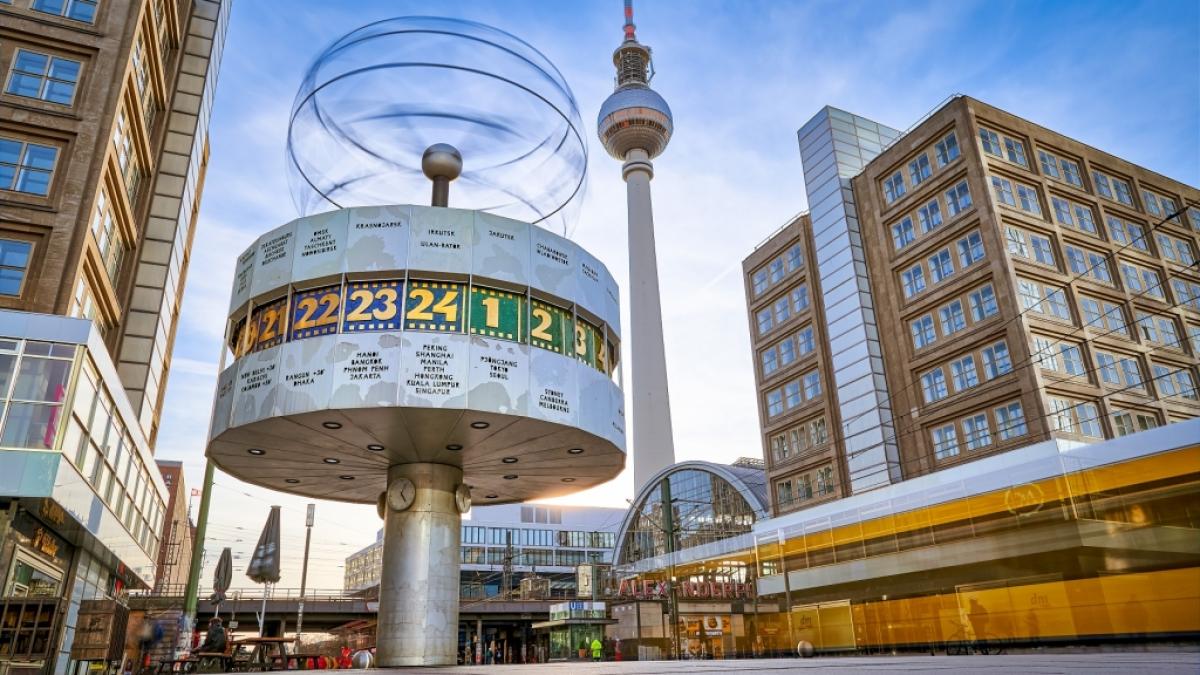 Die Weltzeituhr auf dem Alexanderplatz in Berlin. Aktuelle Nachrichten aus und &uuml;ber Berlin hier auf news.de. (Foto)