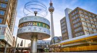 Die Weltzeituhr auf dem Alexanderplatz in Berlin. Aktuelle Nachrichten aus und über Berlin hier auf news.de.