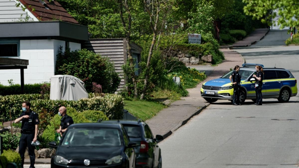 Einsatzkr&auml;fte der Polizei sperren die Zuwegung zum Rosenweg ab, in dem Sch&uuml;sse stattgefunden haben sollen. (Foto)