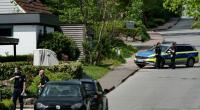 Einsatzkräfte der Polizei sperren die Zuwegung zum Rosenweg ab, in dem Schüsse stattgefunden haben sollen.