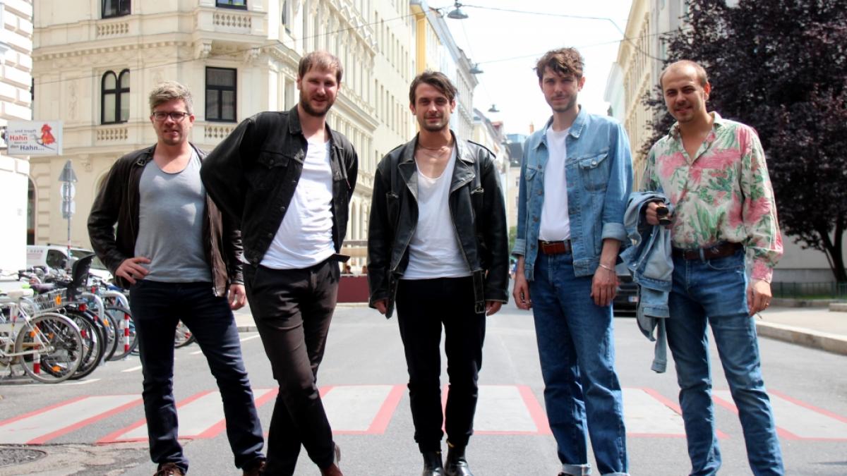 Die Mitglieder der Band Wanda, Lukas Hasitschka, Marco Michael Wanda (eigentlich Michael Marco Fitzthum), Manuel Christoph Poppe, Christian Hummer und Reinhold Weber. Der Keyboarder Christian Hummer ist nun nach langer, schwerer Krankheit gestorben. (Foto)