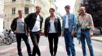 Die Mitglieder der Band Wanda, Lukas Hasitschka, Marco Michael Wanda (eigentlich Michael Marco Fitzthum), Manuel Christoph Poppe, Christian Hummer und Reinhold Weber. Der Keyboarder Christian Hummer ist nun nach langer, schwerer Krankheit gestorben.