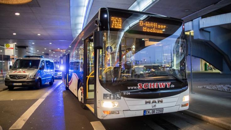 Bei einer Messerattacke in Düsseldorf wurde ein Busfahrer lebensgefährlich verletzt.