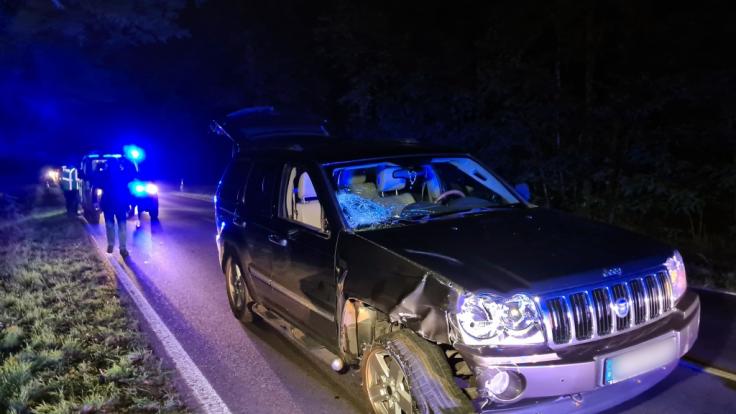 Auf einer Landstraße bei Oranienburg wurde ein Radfahrer von einem Auto gerammt und tödlich verletzt.