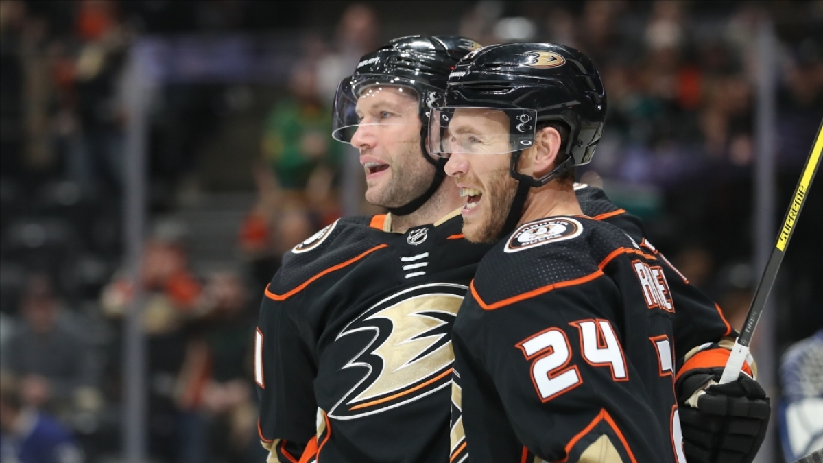 Eishockey: NHL, Anaheim Ducks - Toronto Maple Leafs, Hauptrunde, Hauptrunde-Partien, 150. Spieltag: Carter Rowney (r) und David Backes von den Anaheim Ducks freuen sich nach einem Tor. (Foto)