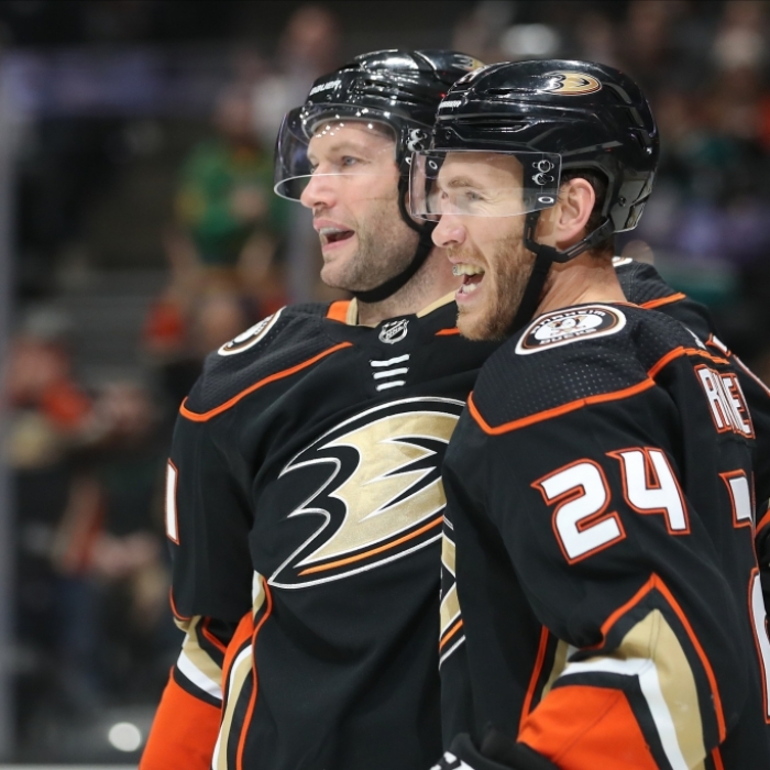 Eishockey: NHL, Anaheim Ducks - Toronto Maple Leafs, Hauptrunde, Hauptrunde-Partien, 150. Spieltag: Carter Rowney (r) und David Backes von den Anaheim Ducks freuen sich nach einem Tor.