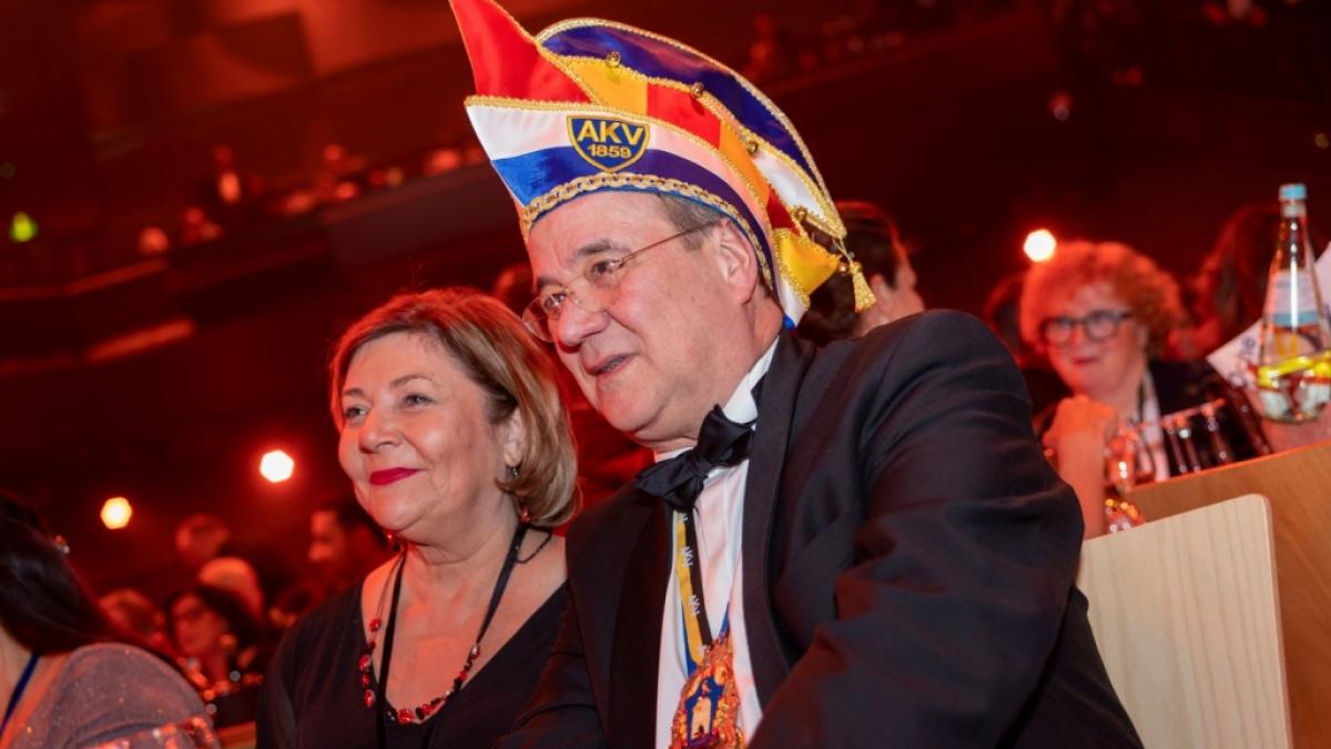 Armin Laschet und seine Frau Susanne&nbsp;nehmen an der Verleihung des "Ordens wider den tierischen Ernst" des Aachener Karnevalsvereins (AKV) teil. (Foto)