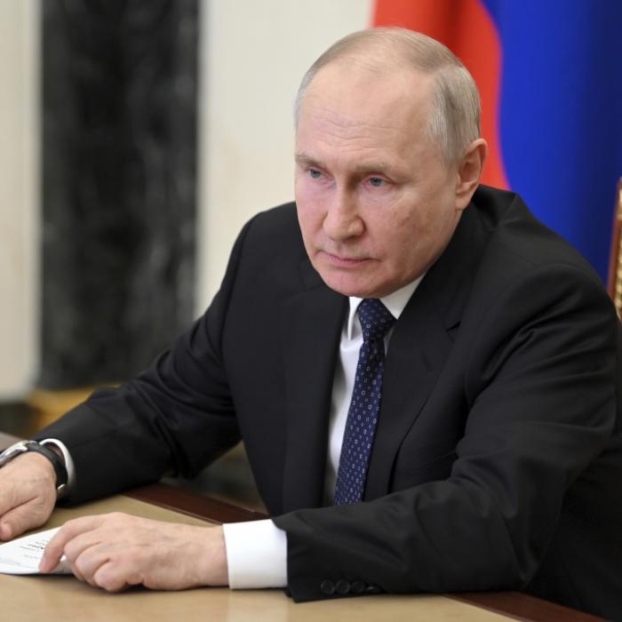 Video zeigt versuchten Brandanschlag auf russisches Militärgebäude