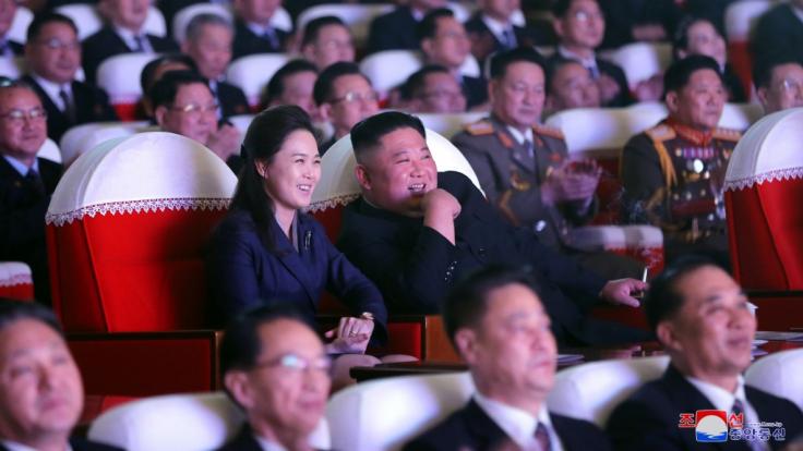 Ein Foto mit Seltenheitswert: Kim Jong Un Seite an Seite mit seiner Ehefrau Ri Sol Ju. Ein Foto mit Seltenheitswert: Kim Jong Un Seite an Seite mit seiner Ehefrau Ri Sol Ju. (Foto)