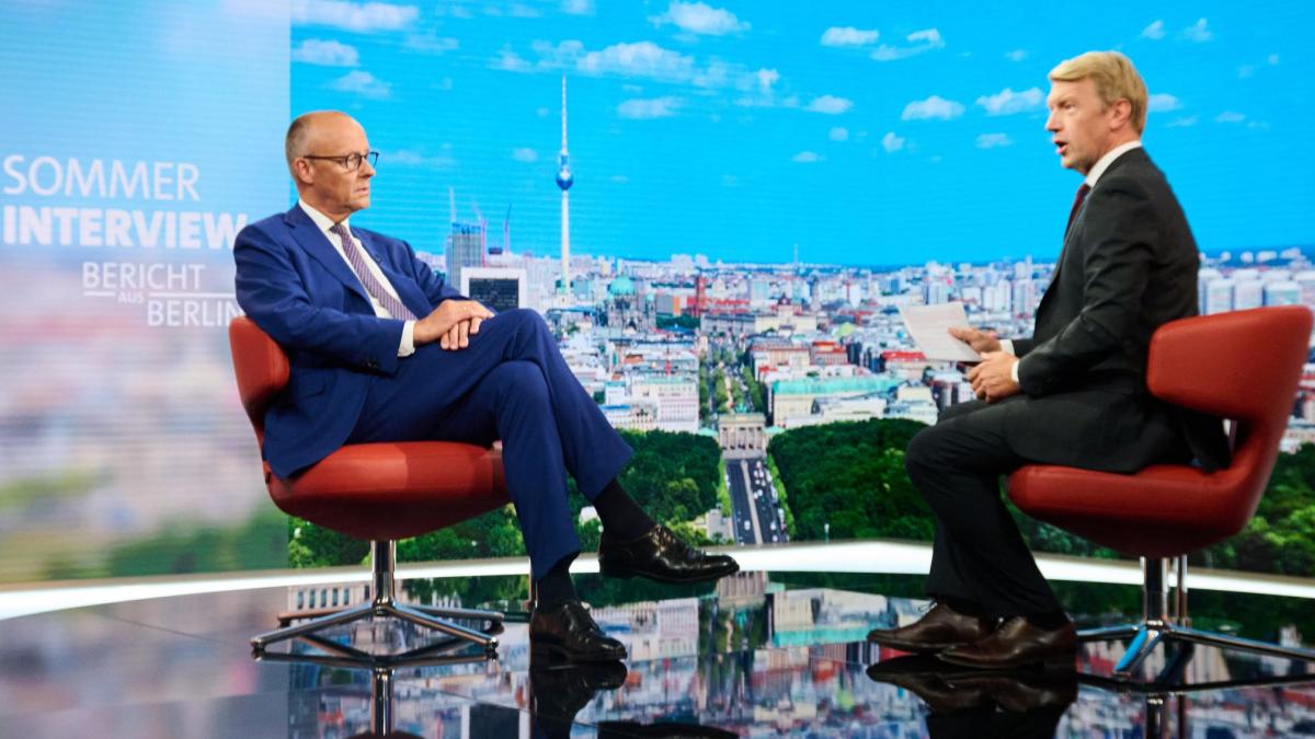 Bundeskanzler Friedrich Merz beim ARD-Sommerinterview "Bericht aus Berlin" mit Moderator Markus Prei&szlig;. (Foto)