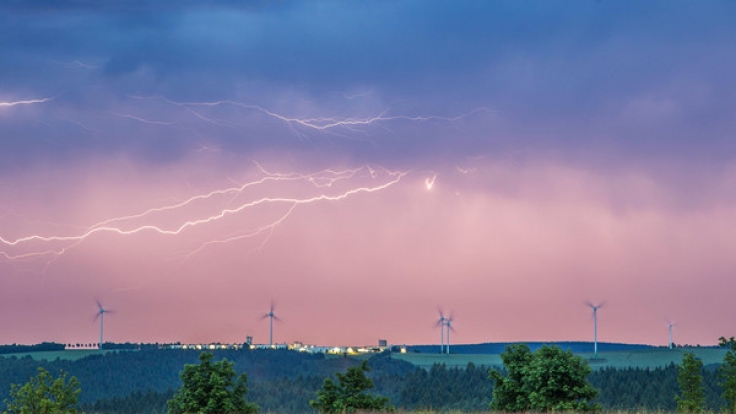 Bereits am Dienstagabend drohen erneut schwere Gewitter in Deutschland.