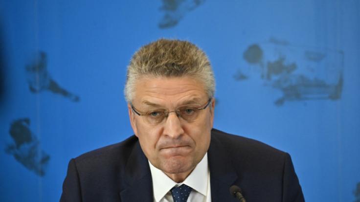 Die steigenden Corona-Neuinfektionen veranlassten den RKI-Chef Lothar Wieler zu deutlichen Worten in der Pressekonferenz. So fielen die Reaktionen auf Twitter aus.