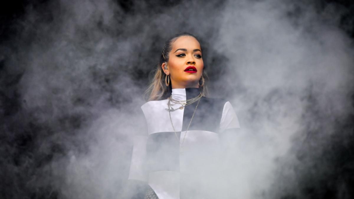 So zugekn&ouml;pft zeigt sich Rita Ora ihren Instagram-Fans eher selten. (Foto)