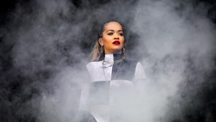 So zugeknöpft zeigt sich Rita Ora ihren Instagram-Fans eher selten.