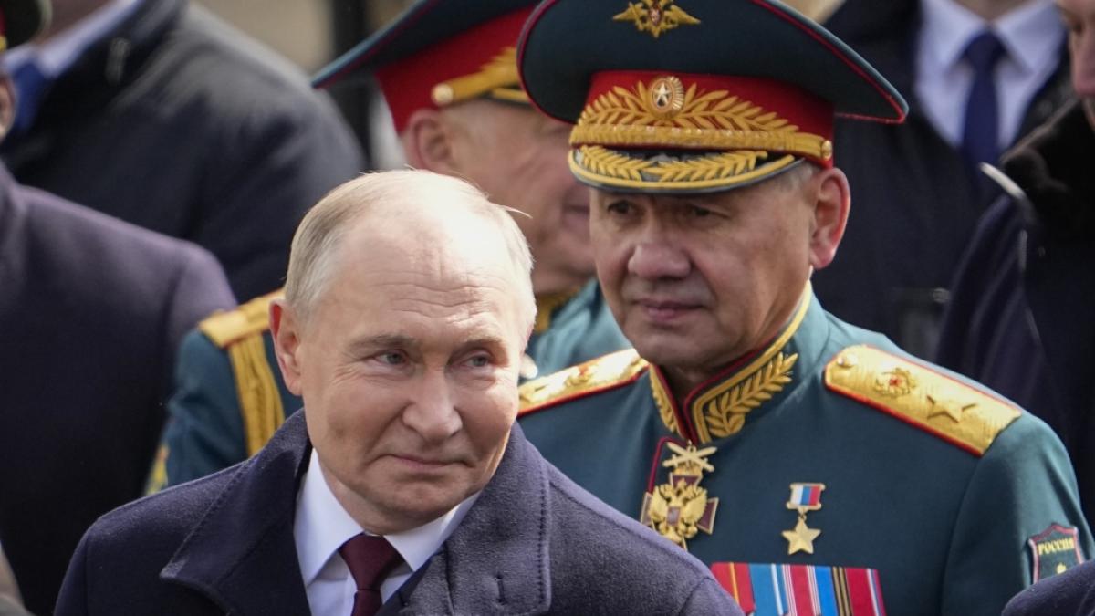 Wladimir Putin (l) zusammen mit Ex-Verteidigungsminister Sergej Schoigu. (Foto)