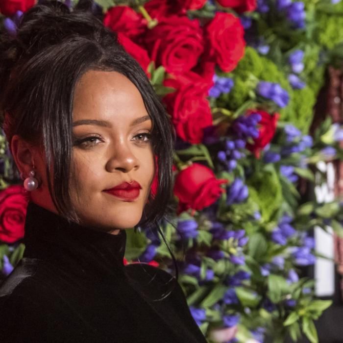 In roten Dessous heizt sie ihren Fans als Valentinstags-Amor ein